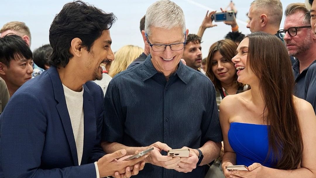 <div class="paragraphs"><p>Apple CEO Tim Cook flanked by&nbsp;Siddharth and Aditi Rao Hydari at the&nbsp;Apple Event 2024 in&nbsp;California, US.</p></div>